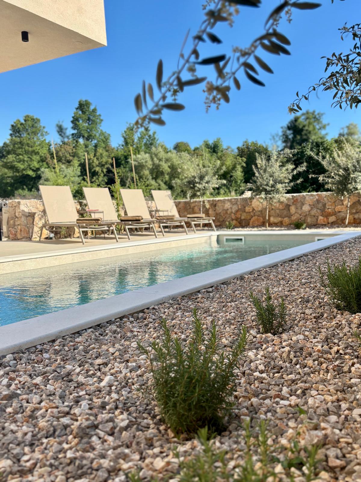 Olea Mare - Bazen s ležaljkama